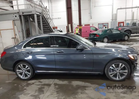 2016 Mercedes-Benz C 300 4Matic z USA, uszkodzony, nr VIN 55SWF4KB5GU166815